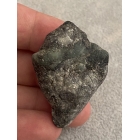 SZMARAGD SUROWY W SKALE